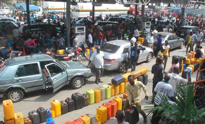 Motorists Besiege Petrol Stations In Oshogbo As Petrol Drops To N145