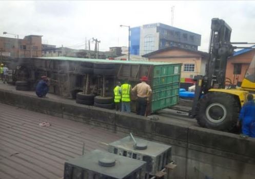 Container Falls Off Ojuelegba Bridge, Lands On Many Cars – Twitter Reports