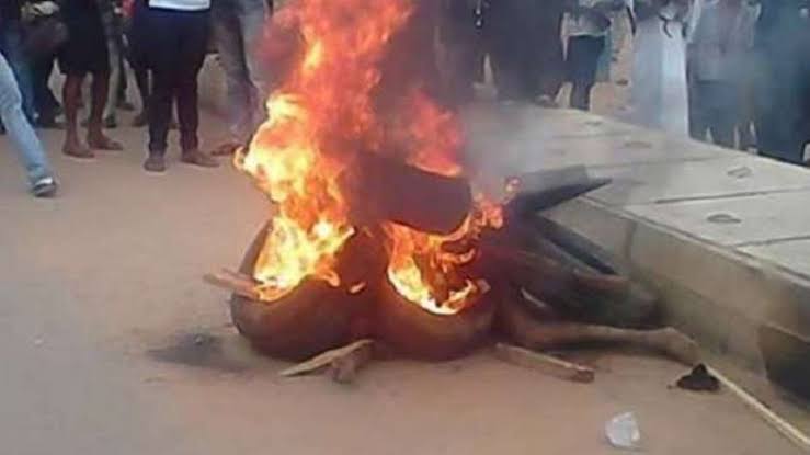 Two men burnt to ashes for robbing a pregnant woman