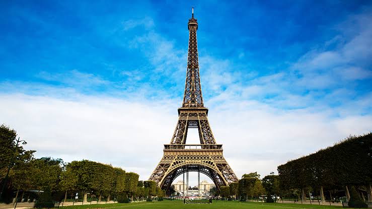 Eiffel Tower Evacuated For Two Hours Over Bomb Threat - Police