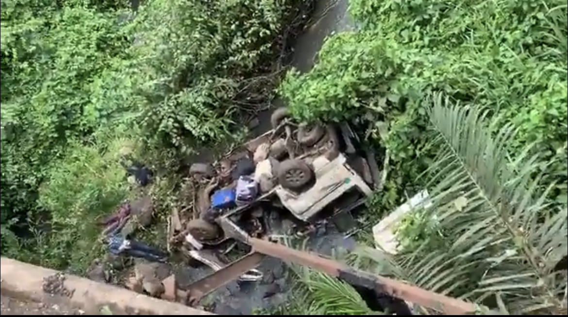 Many Feared Dead As 18-Seater Bus Plunges Into Ondo River