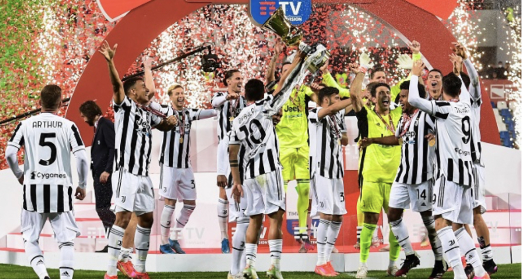 Juventus players celebrate winning the Italian Cup (Coppa Italia) after the football match Atalanta vs Juventus on May 19, 2021 at the Citta del Tricolore stadium in Reggio Emilia. (Photo by Miguel MEDINA / AFP)