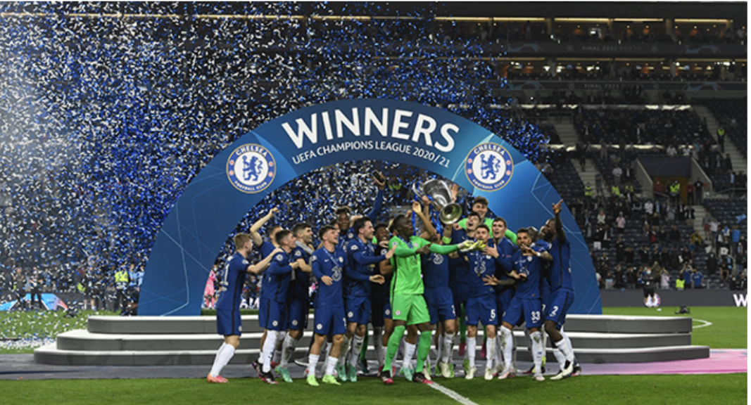 Chelsea’s players celebrate with the trophy after winning the UEFA Champions League final football match at the Dragao stadium in Porto on May 29, 2021. PIERRE-PHILIPPE MARCOU / POOL / AFP