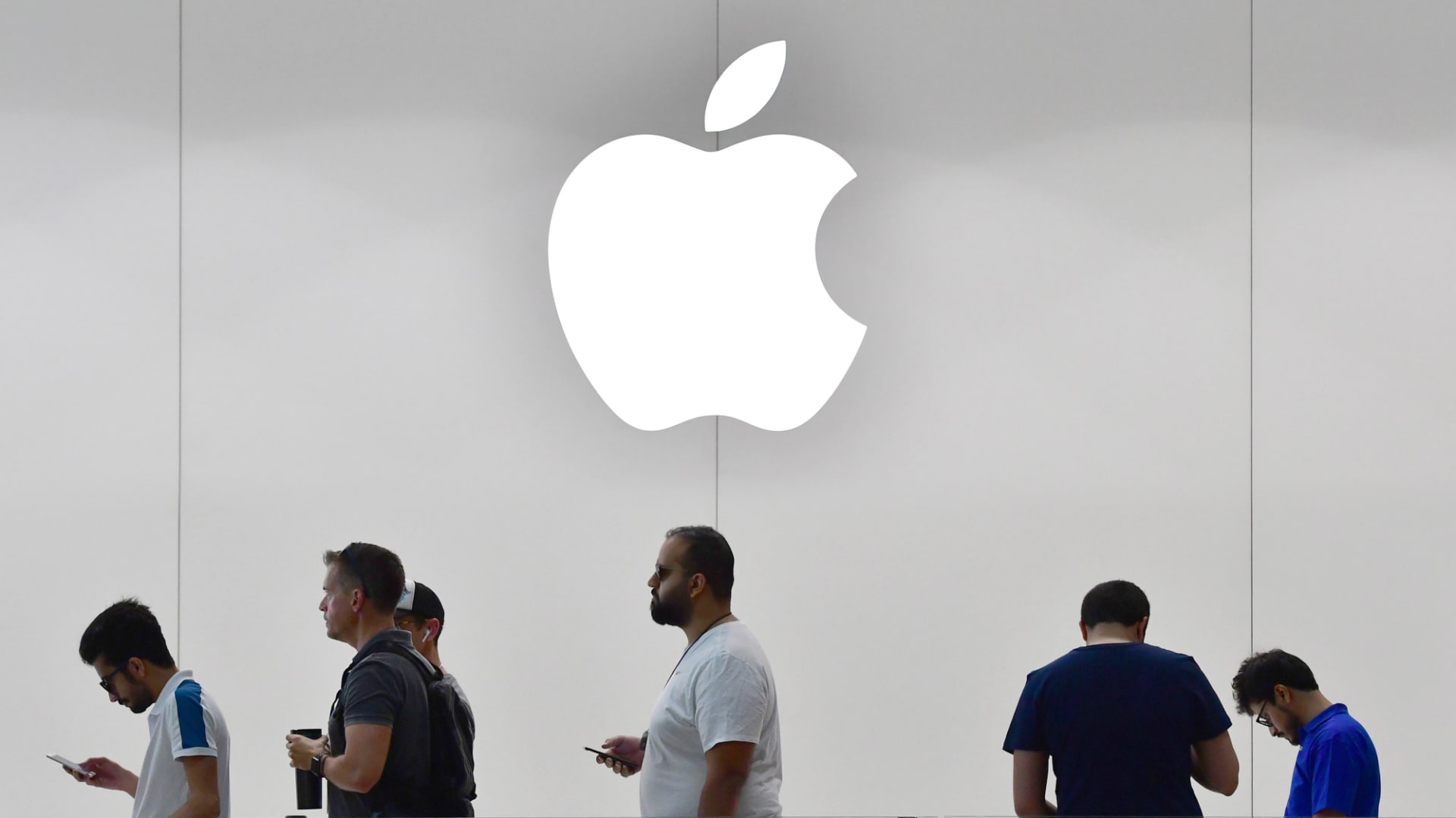 Apple Becomes First US Company To Reach $3trn Valuation