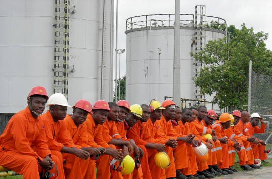 Oil-workers-nupeng